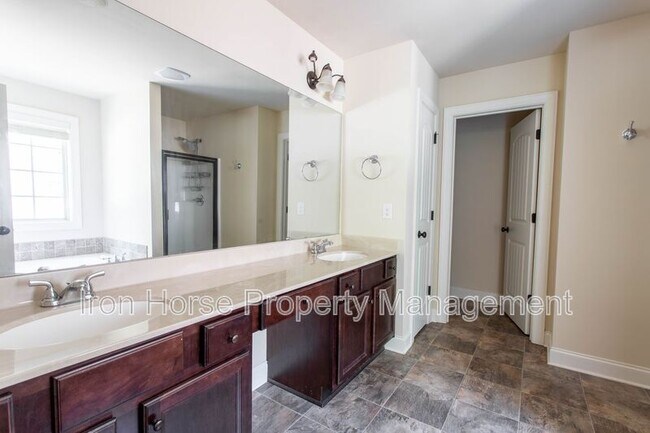 Building Photo - 232 Towns Walk Dr