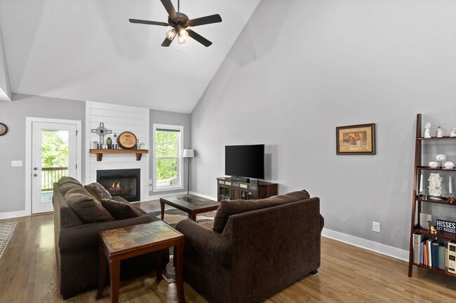 Building Photo - 4 Bedroom Near Post With River Access For ...