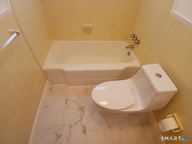 Building Photo - 16 Church St