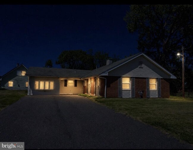 Building Photo - 1 Pinetree Ln