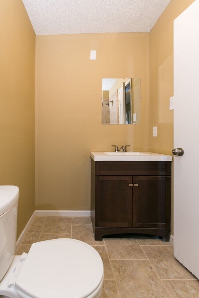 Building Photo - Massive Renovated 5BR/3BA Home with Baseme...
