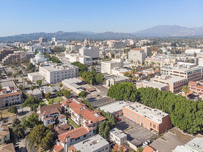 Building Photo - 108 S El Molino Ave