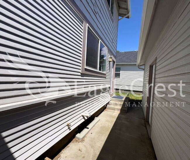 Building Photo - Spacious 3-Bedroom, 2-Bath Home on a Corner Lot-Students Encouraged To Apply