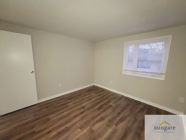 Building Photo - 488 West Ct