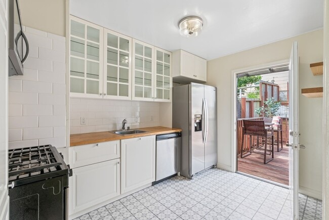 Building Photo - Cute, Comfortable and Convenient Apartment...