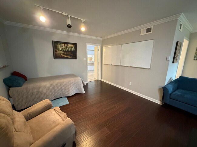 Building Photo - Beautiful 3 Bedroom Townhome