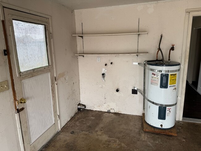 Building Photo - Updated 2 bedroom 1 bathroom duplex in Springfield!