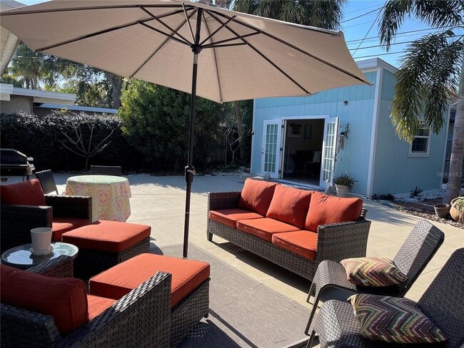 Building Photo - 1329 Royal Palm Dr S