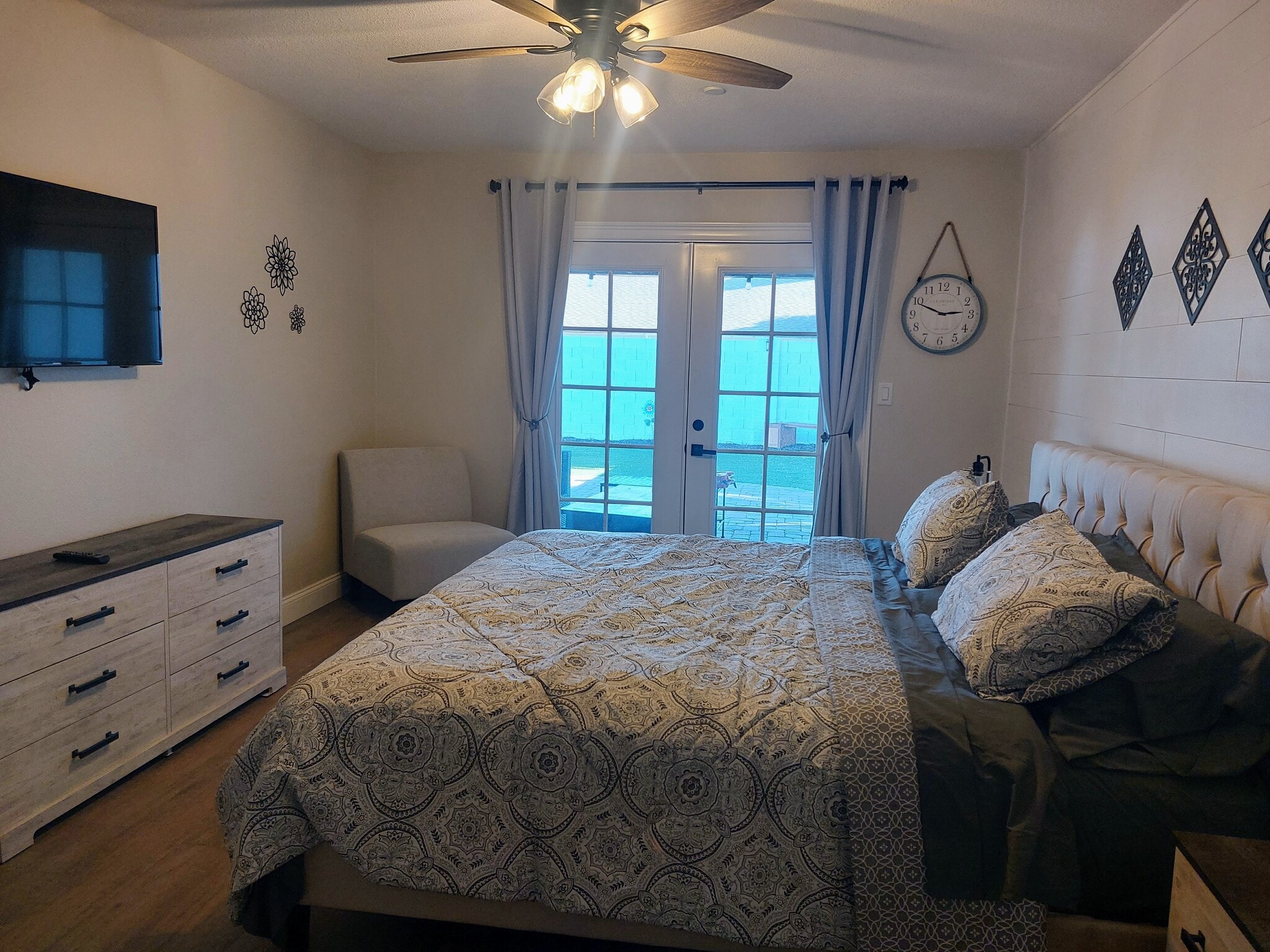 Main house Master bedroom king bed - 8879 E Friess Dr