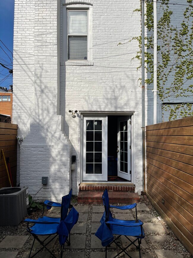 Building Photo - 911 Hughes Mews NW