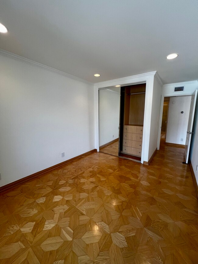 Building Photo - 7505 Hampton Ave