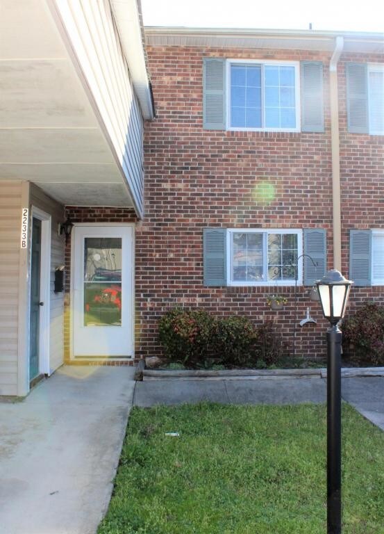 Primary Photo - 2233 Shadow Valley Rd