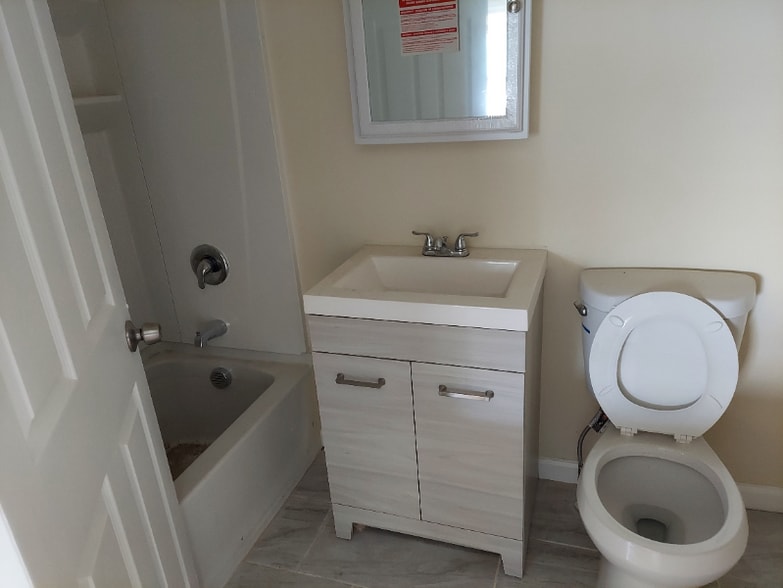 Building Photo - 76-76 New Park Ave