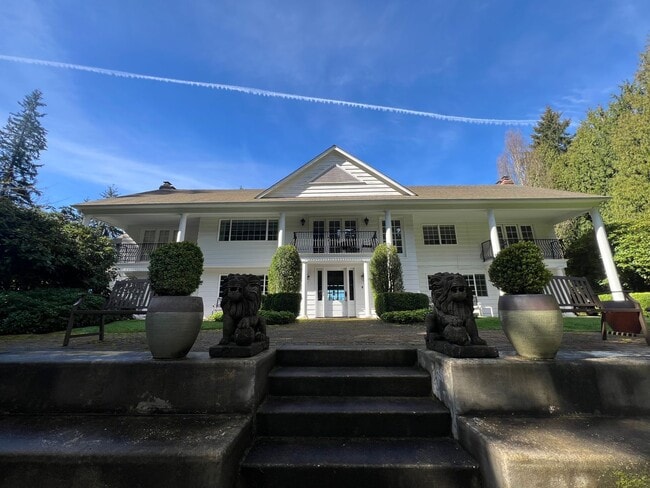 Building Photo - Carriage House