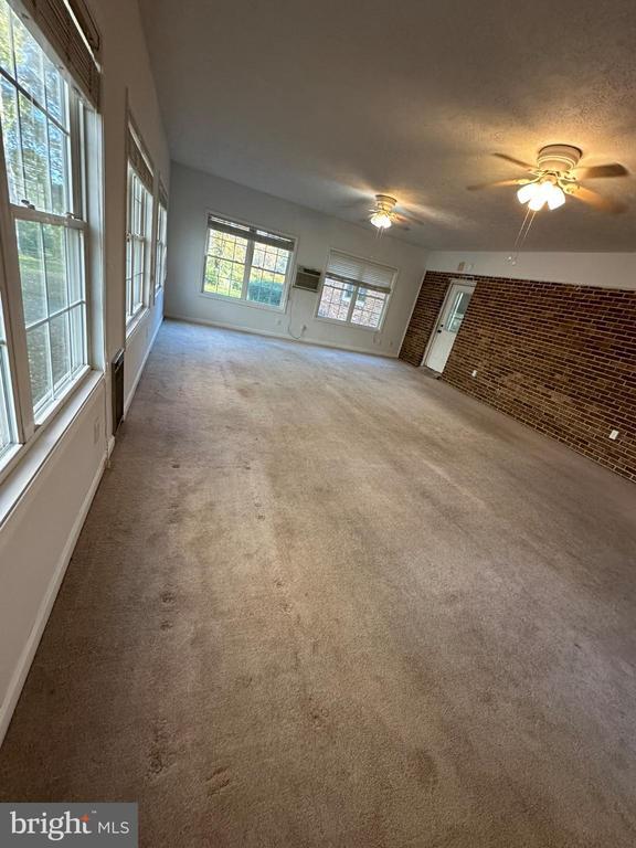 Building Photo - 44075 Louisdale Rd