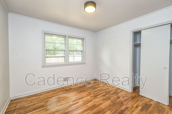 Building Photo - 9 Castlewood Dr