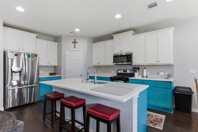 Building Photo - 2009 Los Olivios Wy