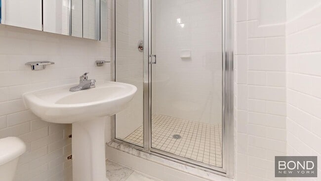 Building Photo - 39 E 65th St