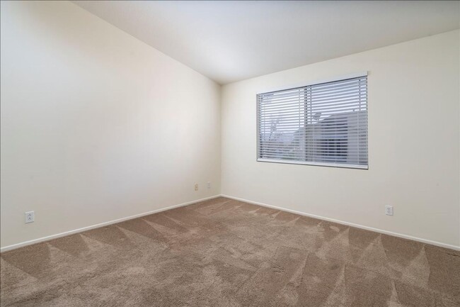 Building Photo - SHARP! 2 Master Suites Townhome in the hea...