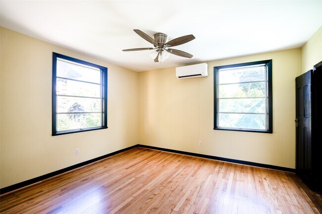 Building Photo - 811 Sul Ross St