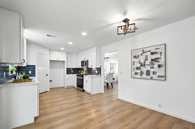 Building Photo - 6218 Everglade Rd