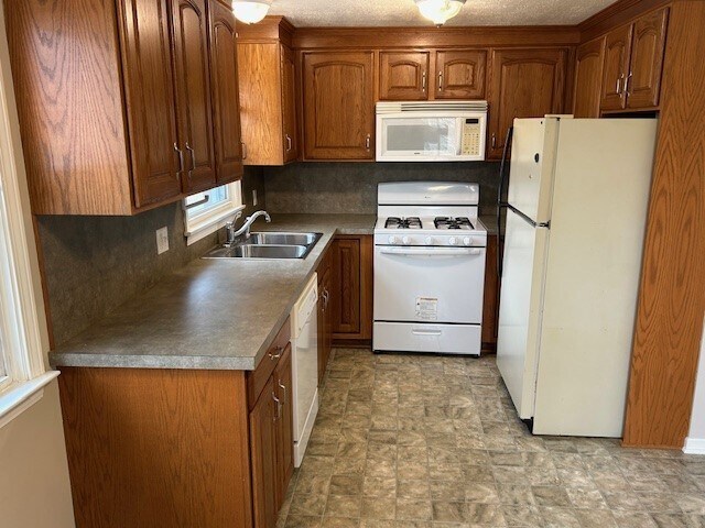 Kitchen - 879 Camelia St NW