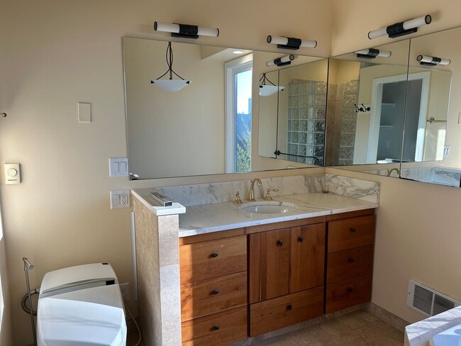 Building Photo - 2015 Franklin Ave E