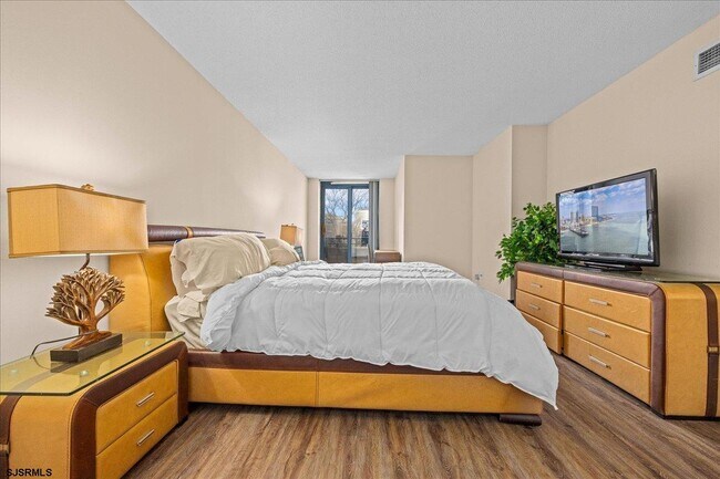 Building Photo - 526 Pacific Ave