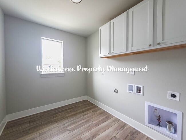 Building Photo - Stunning and spacious 5 bed in McCormick Village!