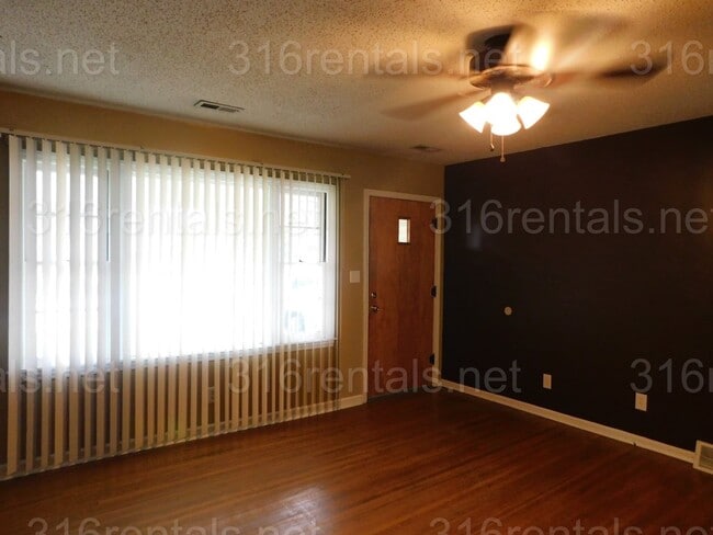 Building Photo - $1000 - 3 bed 1 bath - Single Family Home