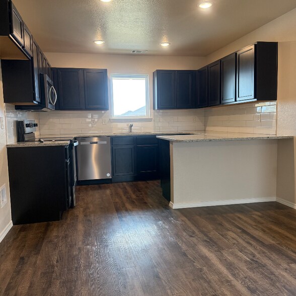 Building Photo - 10408 Admire St