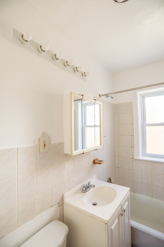 Building Photo - 5931 N Northwest Hwy