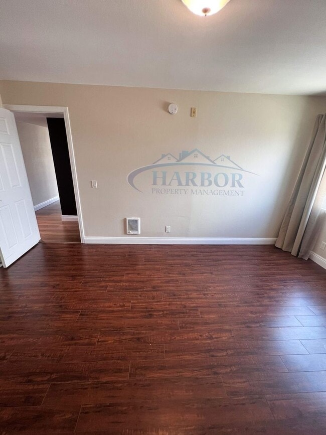 Building Photo - Spacious 2 Bedroom 1 Bathroom Upstairs Condo