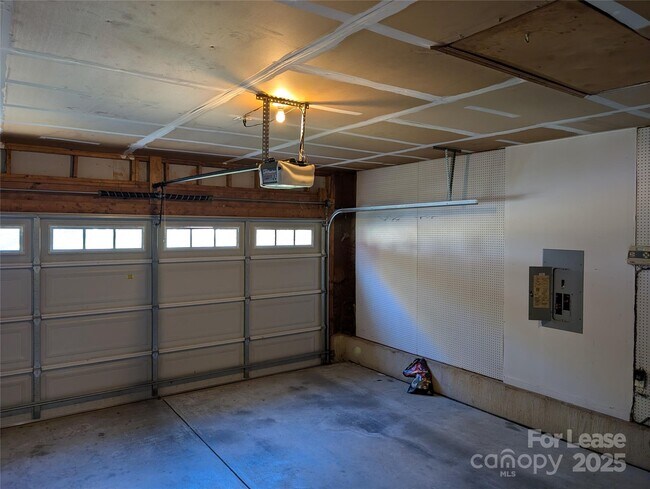 Building Photo - 160 Stone Ridge Ln