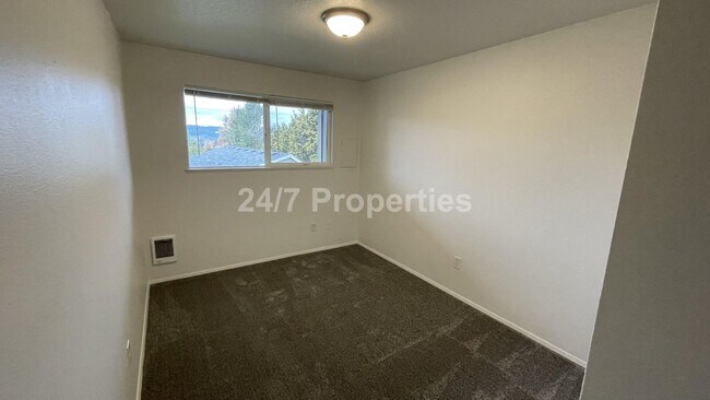 Building Photo - SE Portland - 2BD I 1BA - Top Floor w/ Balcony!