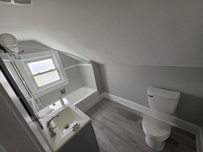 Building Photo - Recently Updated 2 Bedroom House Ready for Move In!