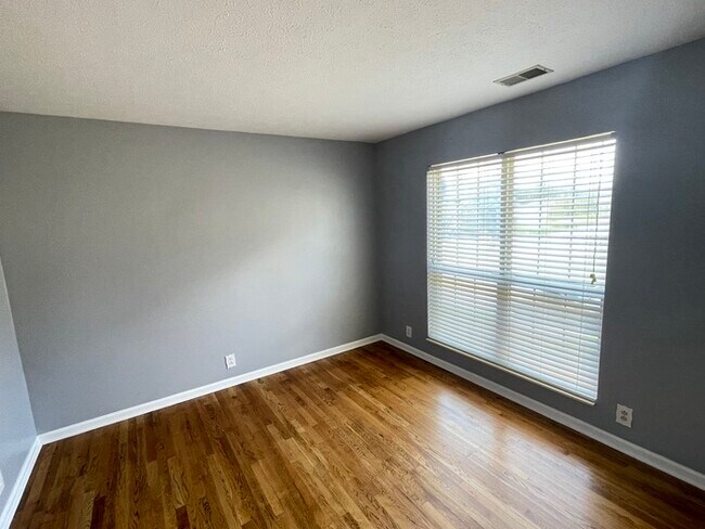 Building Photo - Harbortowne corner lot home with fenced yard and deck!