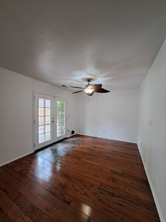 Building Photo - MOVE IN SPECIAL: Half OFF the 1st Month's ...