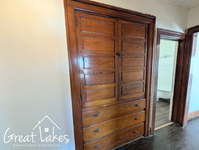 Building Photo - Beautiful 2 Bedroom 1 Bathroom now availab...