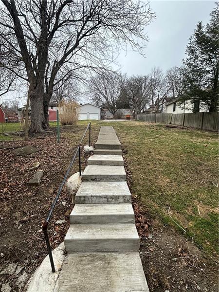 Building Photo - 208 E College St