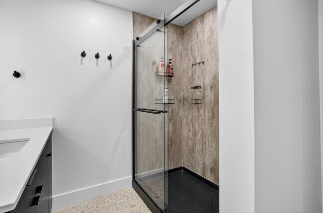 Building Photo - 400 S Main St