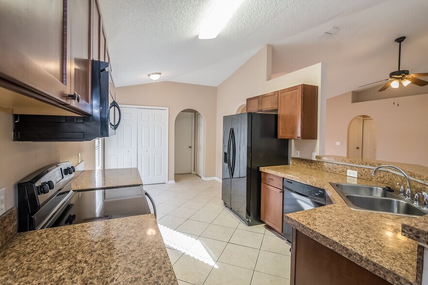 Building Photo - 12607 Reeding Ridge Dr N