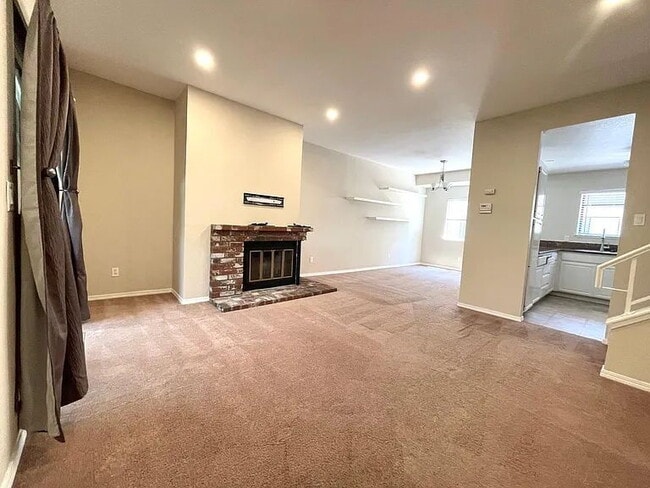 Building Photo - "Charming 2-Bed, 2-Bath Retreat in the Heart of Santa Clara!"