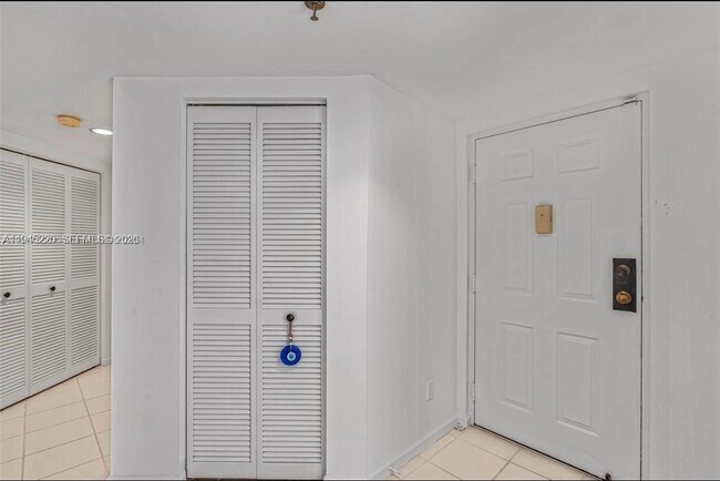 Building Photo - 7507 La Paz Blvd