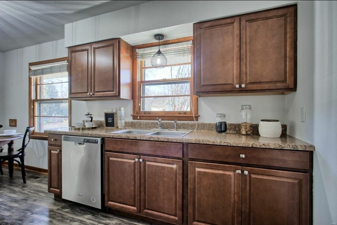 Building Photo - 340 S Benton St