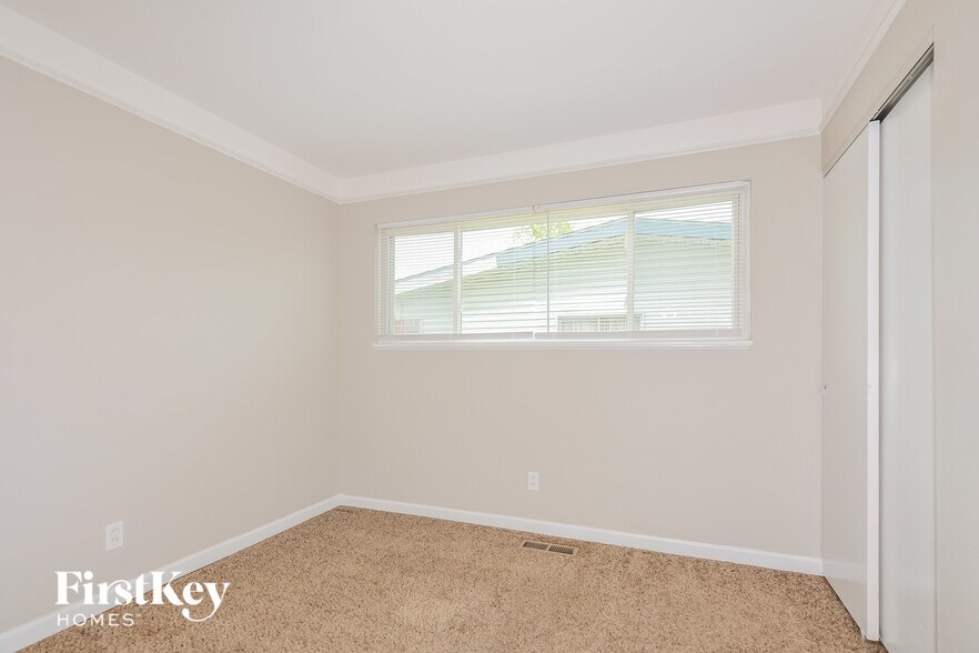Building Photo - 3245 Santiago Dr