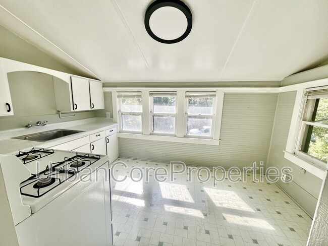 Building Photo - 235 7th Ave N