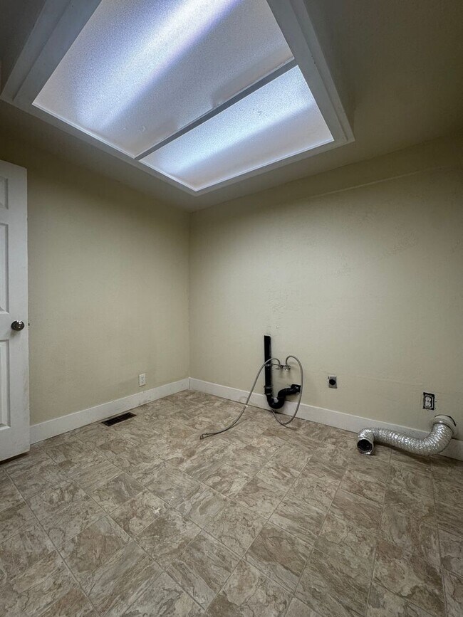 Building Photo - 5-Bed, 3-Bath in South Eugene