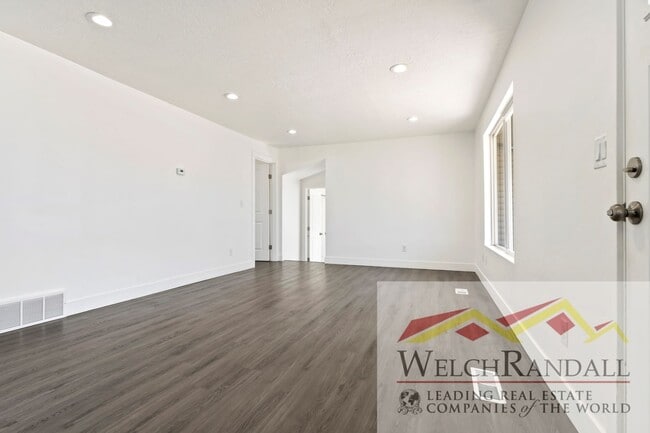 Building Photo - 3 Bed 1 Bath Available Duplex in Murray! $...