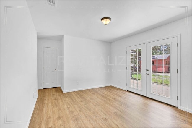 Building Photo - Fully Renovated 4 Bed / 2 Bath in Bay Mine...